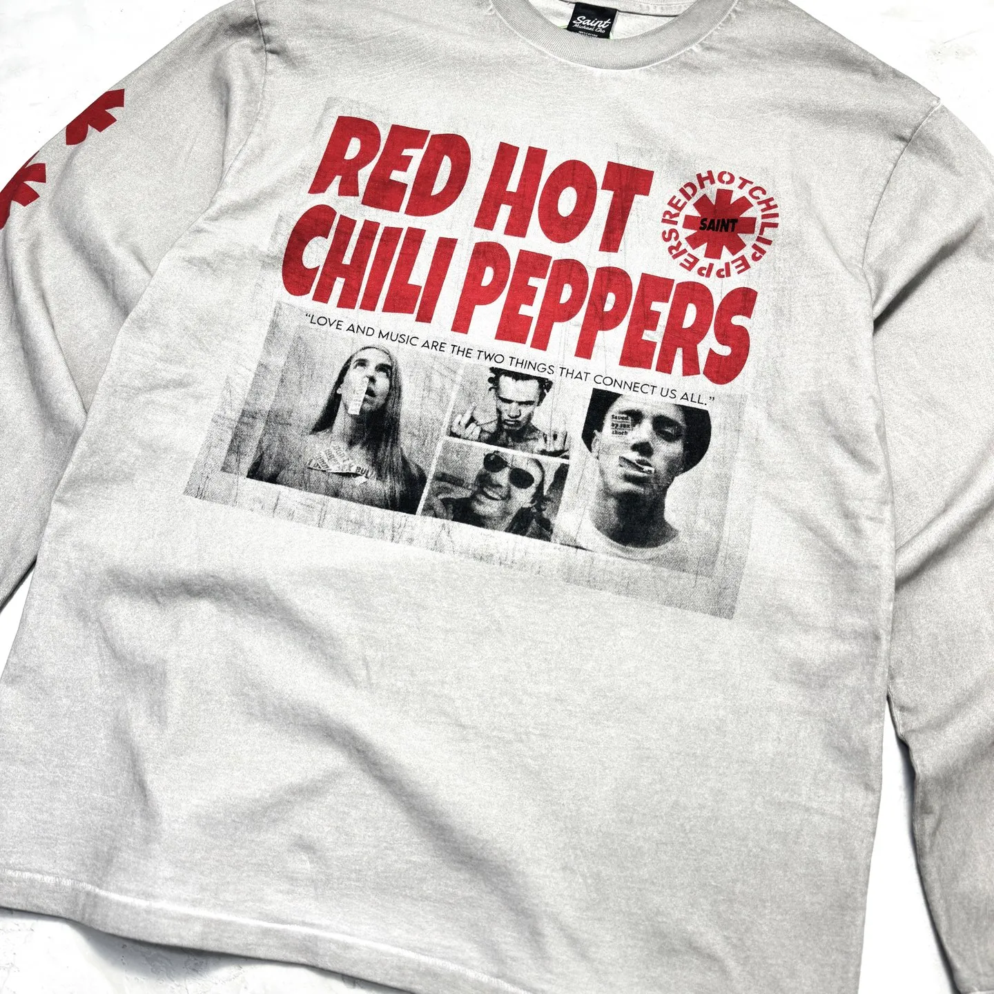 P158 # CTS-98 Saint 26SS RHCP Red Hot Chili Peppers co-branded long sleeves. Original washed 260g pure cotton fabric. Retro single-stitch heaven and earth stitch technology. Heavy Assut fermentation mill washing water. Invincible hand feel and texture. Size: S M L The most common and complex single-needle sewing process (commonly known as single-thread heaven and earth stitch) among vintage vintage brands such as Michael. White ink direct-injection printing is clear and delicate. Heavy distressed washing process. Special cement gray effect that can only be achieved by multiple washings. Absolutely invincible texture and feel. Perfectly achieves the natural retro high-end sense of vintage. Distinguishes the hard and uncomfortable garbage washing effect.